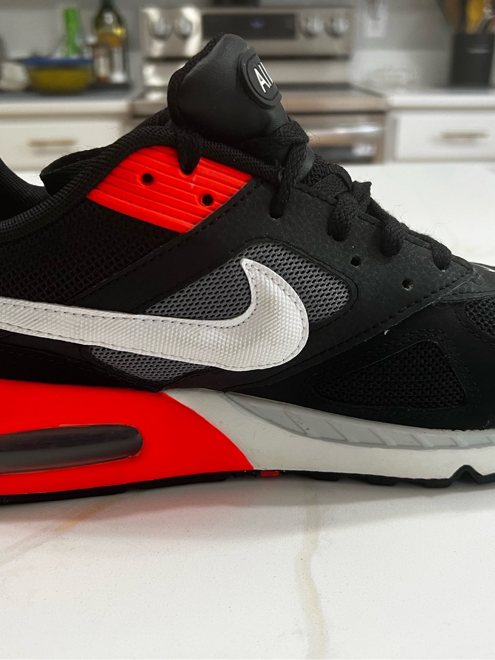 Nike Air Max Ivo Black Crimson Men’s Size 9 Running Shoes 580518-016 - Picture 3 of 10